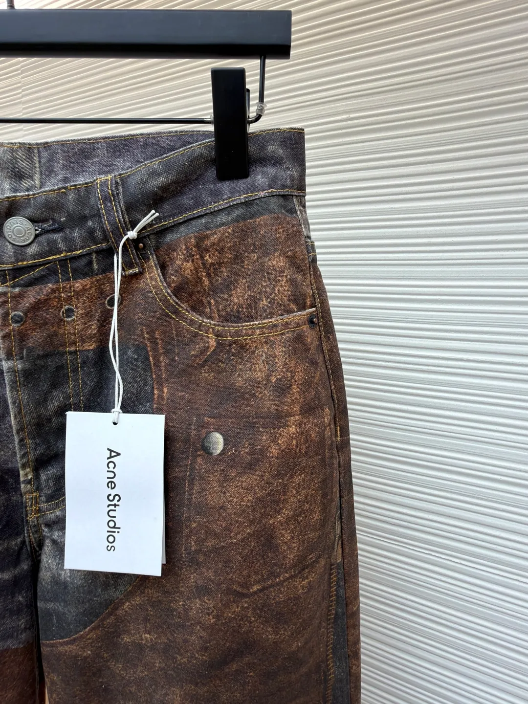 Acne Studios 3D trompe l'oeil retro printed jeans ●Original version: Purchased and developed by 4309 ●Item number: 1681025-A80 ●Material: denim fabric ●Technology: distressed print production ●Version: loose fit ●Weight: about 650 grams ●Size: 42-44-46-48-50-52 ●Description: This pair of jeans uses a seasonal "deception" shorts print, made of canvas, with a polished surface and a soft touch. Cut to a regular fit, they have a medium waist and wide, straight legs that flare slightly from the knee. The trompe l'oeil print of distressed denim and retro leather is the core, seamlessly blending the textures and colors of the two materials. The metal buckle on the front adds a cool layer, the zipper and rivet design on the trouser legs hide punk genes, and the lace-up element on the back waist injects a touch of retro romance into the whole. Wear jeans into an artistic piece that can be either salty or sweet. The overall wiring is straight and delicate, the fabric is comfortable and soft, and the color is consistent without color difference. It can be matched with the same style to create a fashionable look and control various occasions. Customized accessories, complete with three standards, same style for men and women!